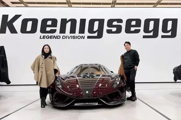 Siêu phẩm Koenigsegg Regera này được chào bán 2,9 triệu đô la, tương đương 67 tỷ đồng, vợ chồng đại gia này chia sẻ phải bỏ ra 200 tỷ đồng để sở hữu xe.