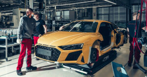 Cận cảnh chiếc Audi R8 cuối cùng trên thế giới vừa rời khỏi nhà máy, CĐM: Vĩnh biệt một huyền thoại mang tính biểu tượng của thương hiệu xe Đức!