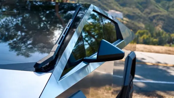  Để đủ điều kiện lưu thông trên đường phố, Tesla Cybertruck bắt buộc phải có gương chiếu hậu dạng truyền thống tương tự nhiều dòng xe phổ thông trên thị trường. Ở bản concept ra mắt hồi năm 2019, mẫu bán tải điện của Tesla sử dụng camera thay cho gương chiếu hậu. 
