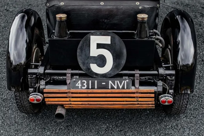 Các khu vực để đồ và bảo vệ đầu gối bên cạnh bảng điều khiển trung tâm có cùng giao diện. Bề mặt của được mô phỏng đường đua và các tấm cửa trang trí hình ảnh biểu tượng xe đua năm 1931. Tựa đầu có dòng chữ “Le Mans 1931” được thêu tay.