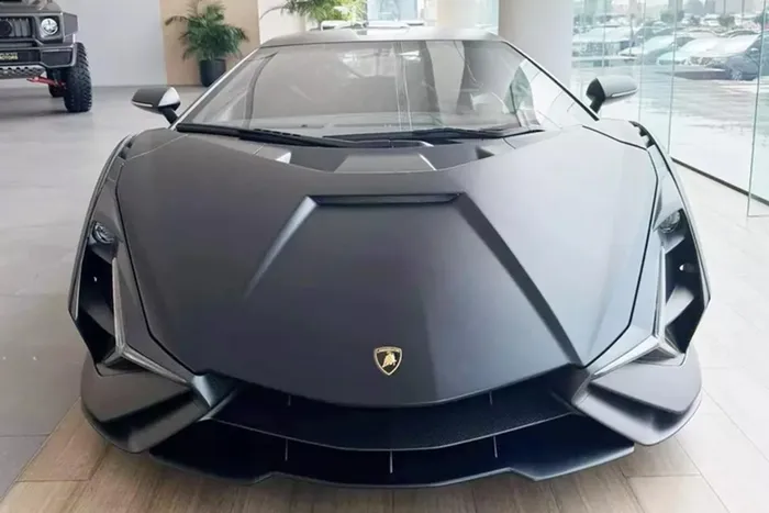 Mới đây, tay chơi xe Hoàng Kim Khánh đã đăng tải những hình ảnh về chiếc siêu xe Lamborghini Sian triệu đô chỉ được sản xuất giới hạn 63 chiếc trên toàn cầu, xe hiếm hoi mang ngoại thất "Batman", và còn trong tình trạng mới tinh, lăn bánh chỉ hơn 100 km, đã thu hút sự quan tâm của giới mê xe.