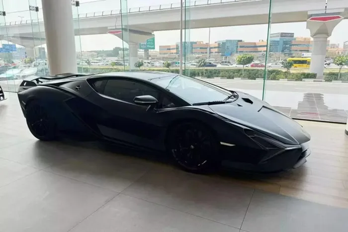 Việc đại gia Hoàng Kim Khánh tậu Lamborghini Sian về garage đã khiến giới mê xe trong nước vui mừng, tuy nhiên là sau đó, đã có không ít bàn tán về việc xe sẽ được mang về Campuchia hay nhập thẳng về Việt Nam.
