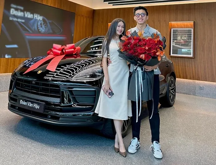 Ngày 28/5, Đoàn Văn Hậu đã cùng bạn gái có mặt tại showroom để nhận chiếc xe Porsche Macan 2023.