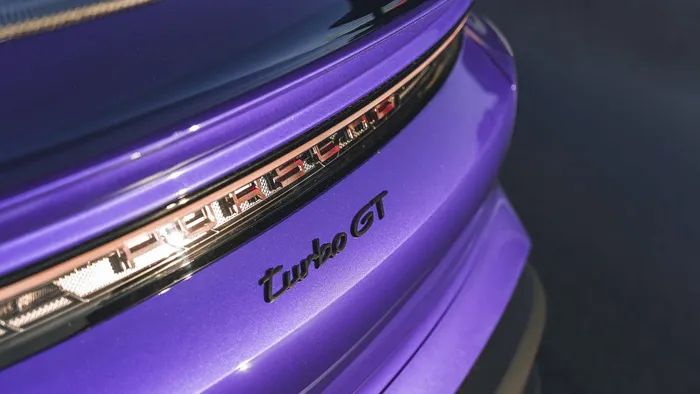  Porsche cung cấp 6 màu ngoại thất tiêu chuẩn cho Taycan Turbo GT, bao gồm các màu sơn độc quyền như xanh Pale Blue và tím Purple Sky. Khách hàng có thể lựa chọn các màu sơn hàng thửa Paint to Sample (PTS) từ bộ phận Porsche Exclusive Manufaktur, kết hợp cùng bộ tem màu đen bóng, đen mờ hoặc xanh Volt Blue. 