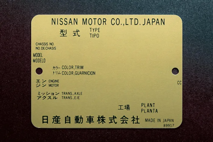  Đối với phiên bản GT-R T-spec Takumi Edition, huy hiệu Takumi sẽ được hoàn thiện bằng ký tự màu đỏ, được bổ sung tấm thẻ in số VIN màu vàng trong khoang động cơ. 