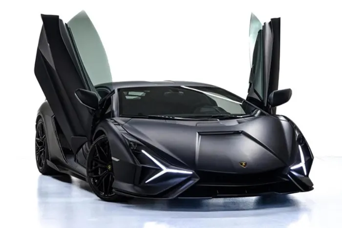 Lamborghini Sian còn có trang bị bộ siêu tụ điện thay cho cụm pin lithium-ion truyền thống, đồ chơi mới này mạnh gấp 3 lần so với cụm pin có cùng trọng lượng và nhẹ hơn gấp 3 lần.