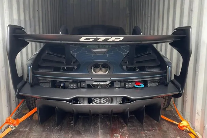 Cụ thể, chiếc siêu xe McLaren Senna GTR triệu đô nằm gọn trong thùng của một container với ngoại thất khá bẩn, phải nói rằng, hình ảnh này khiến không ít người yêu xe xót xa.