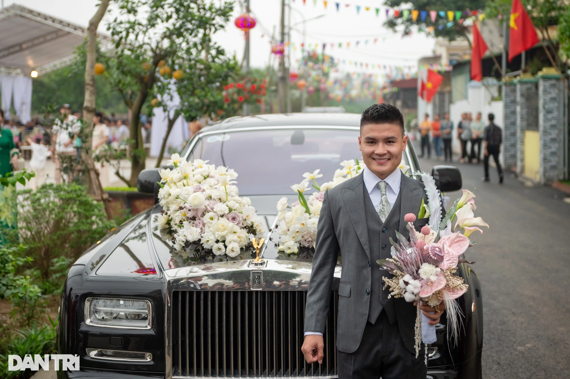 Đám cưới Quang Hải: Dựng rạp 2.000m2 đón 1.200 khách, rước dâu bằng xe sang - 11