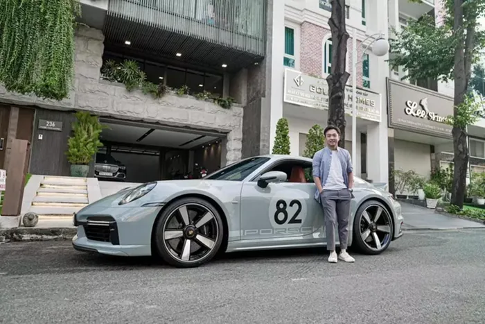 Cường \Đô la hiện đang sở hữu chiếc siêu xe mui trần Ferrari SF90 Spider và mẫu xe tốc độ Porsche 911 Sport Classic 2023, đây là cặp đôi xe mới nhất vào garage của anh.