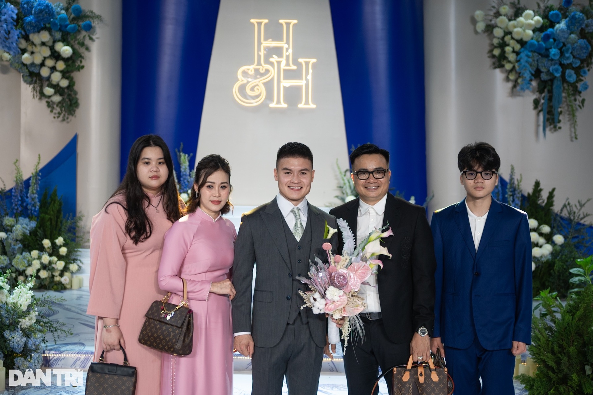 Đám cưới Quang Hải: Dựng rạp 2.000m2 đón 1.200 khách, rước dâu bằng xe sang - 10