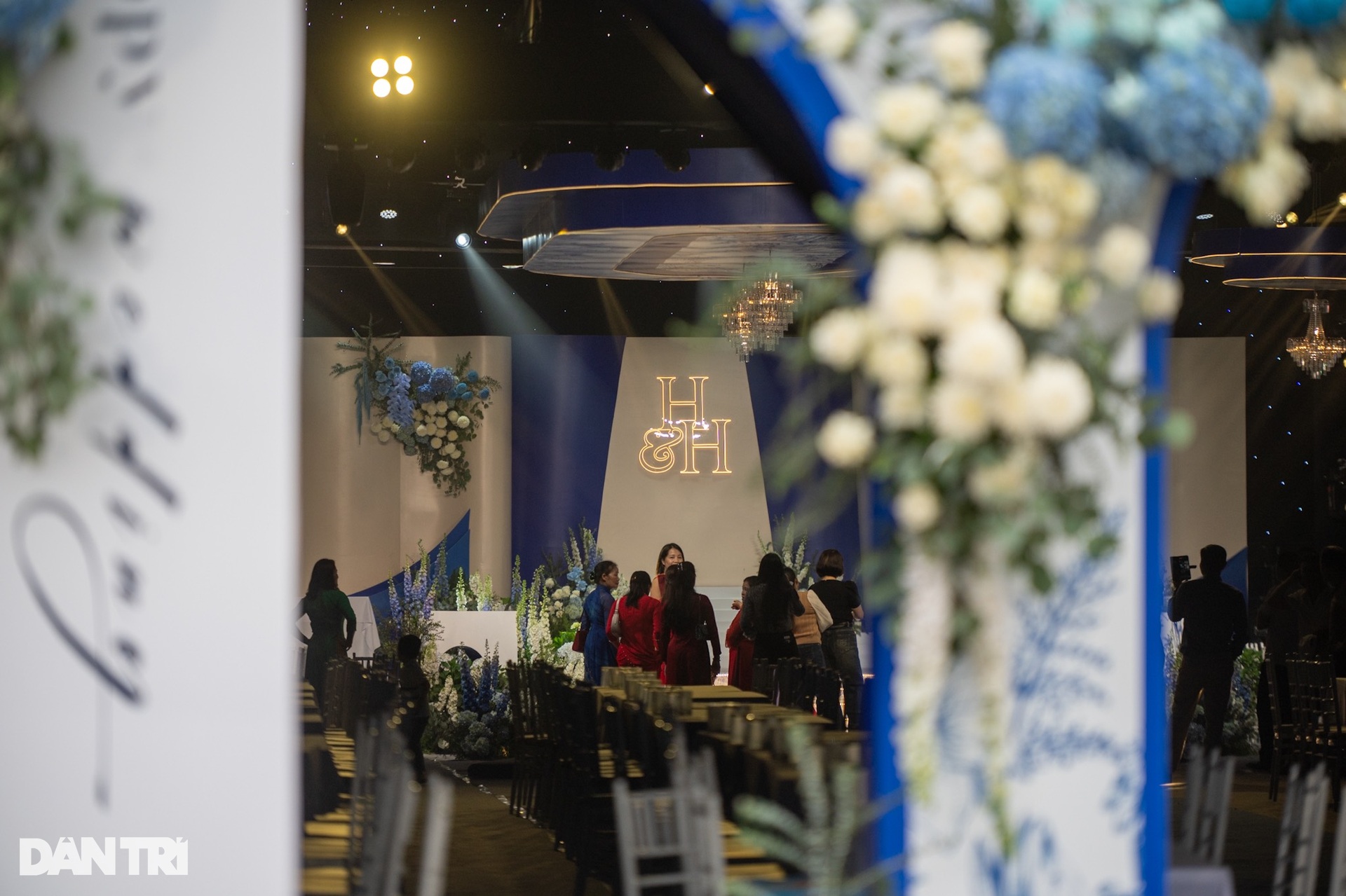 Đám cưới Quang Hải: Dựng rạp 2.000m2 đón 1.200 khách, rước dâu bằng xe sang - 3
