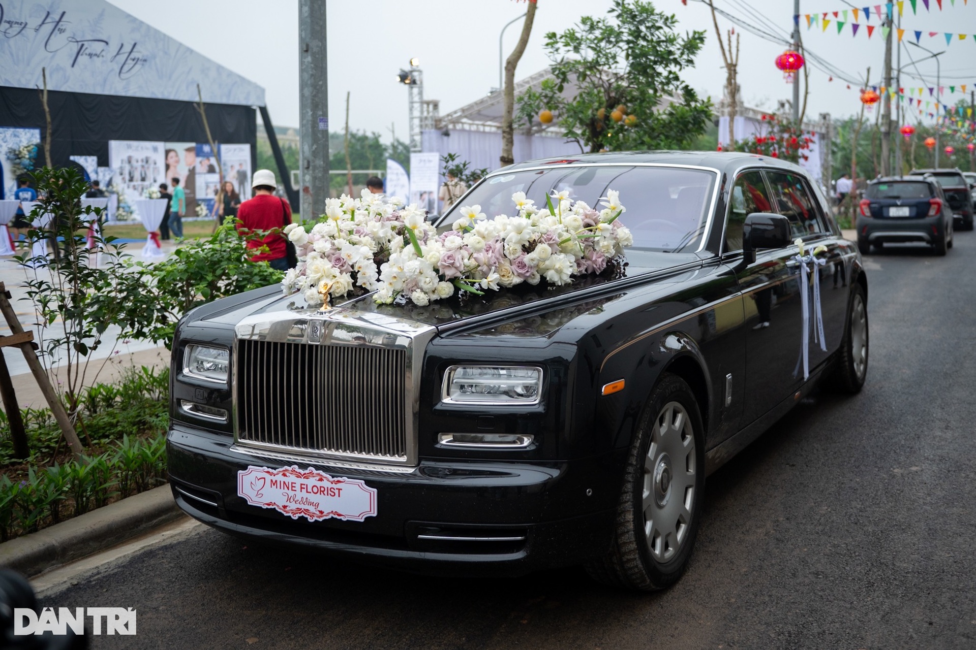 Đám cưới Quang Hải: Dựng rạp 2.000m2 đón 1.200 khách, rước dâu bằng xe sang - 4