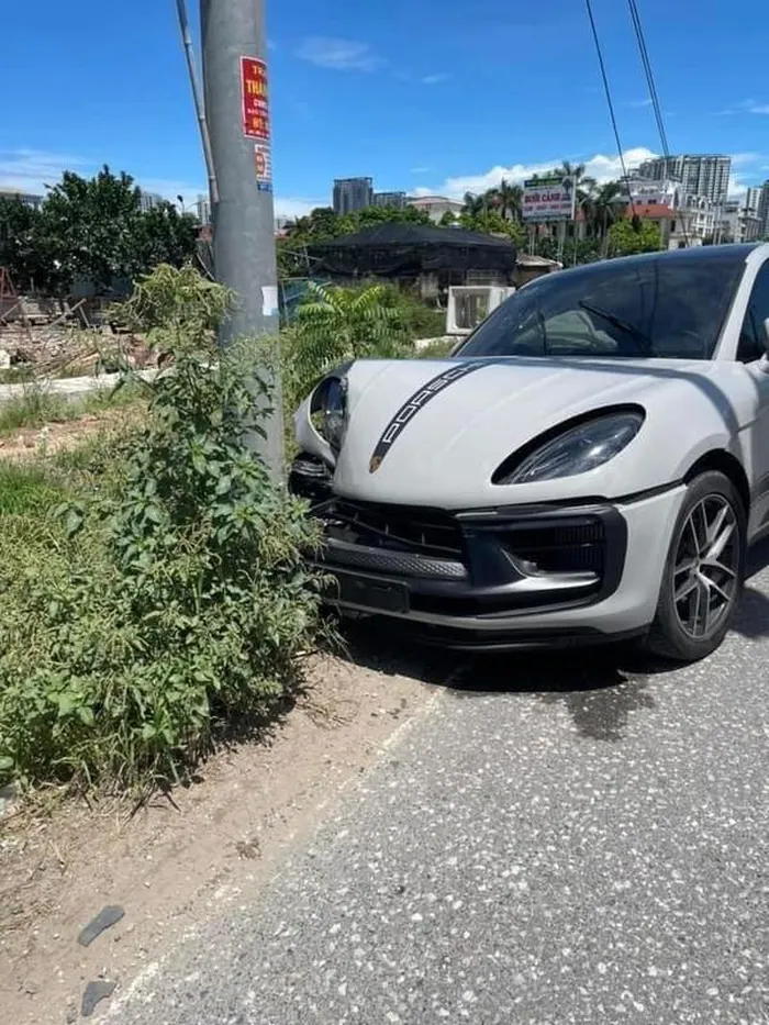 Mới đây, trên mạng xã hội lan truyền hình ảnh một chiếc Porsche Macan S màu xám xi măng gặp tai nạn ở Văn Giang - Hưng Yên. Chiếc xe còn khá mới, nhưng một phần bên ghế phụ của xe đã bị biến dạng khiến cụm đèn pha bị ảnh hưởng nghiêm trọng.
