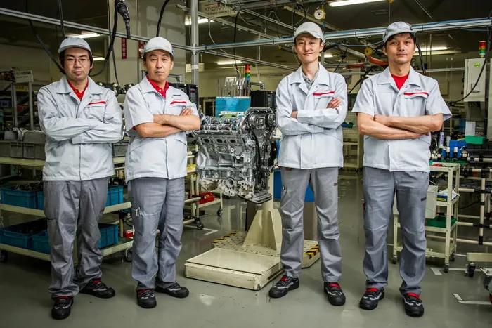  Tại Nissan, Takumi là những kỹ sư, những "nghệ nhân" lắp ráp thủ công khối động cơ VR38DETT trứ danh của chiếc GT-R. 