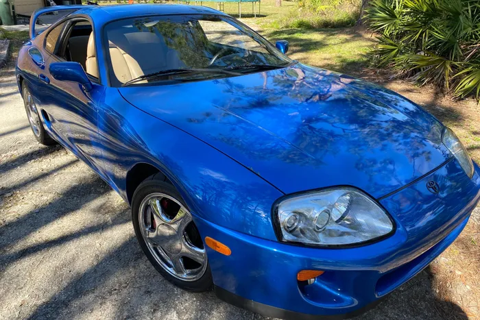  Chiếc Toyota Supra này được mua mới bởi một doanh nhân tại Florida và thường xuyên được ông sử dụng. Chiếc xe được đổi sang màu sơn xanh vào đầu những năm 2000. 