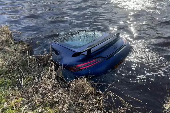  Mới đây, một tai nạn đáng tiếc đã xảy ra với một chiếc Mercedes-AMG GT R facelift tại Hà Lan. Theo một số nhân chứng, chiếc xe đã bị mất lái và lao thẳng xuống một con kênh. 