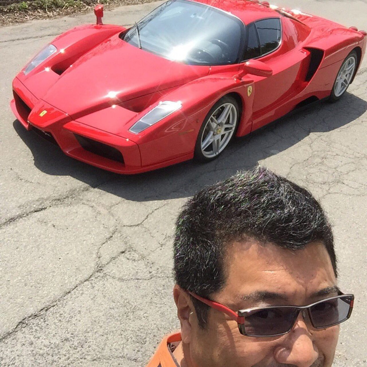 Nhà thiết kế Okuyama đăng ảnh chụp với chiếc Ferrari Enzo trên tài khoản mạng xã hội - Ảnh: @okuyama0527/Twitter (X)