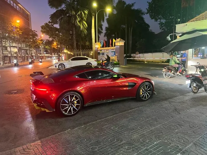  Gần đây nhất, chiếc Aston Martin Vantage đời 2018 từng thuộc sở hữu của ông Phạm Trần Nhật Minh (Minh Nhựa) đã có mặt tại khu vực nhà riêng của ông Vũ tại quận 2. Đặc biệt, chiếc xe được nâng cấp gói ngoại thất khí động học AMR. Ảnh: Nguyễn Đức. 