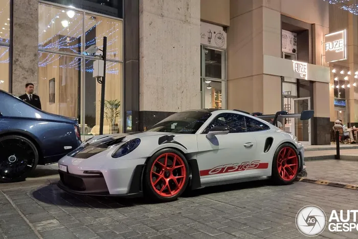  Theo một số nguồn tin, biển số này được đấu giá thành công với số tiền khoảng 9,5 triệu USD, gấp 19 lần mức giá trung bình của mẫu Porsche 911 GT3 RS thế hệ mới tại UAE. 