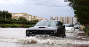 Loạt siêu xe và xe sang chìm trong biển nước tại Dubai trong trận lụt lịch sử: Hàng hiếm Pagani Utopia "trổ tài" lội nước ấn tượng