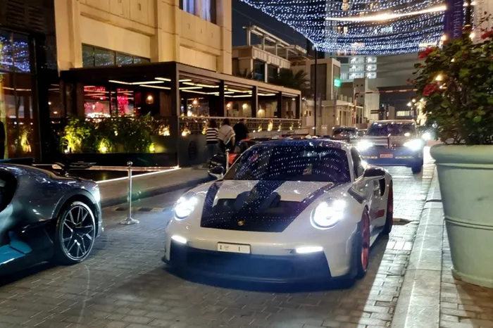  Là một trong những quốc gia giàu có nhất vùng Trung Đông, Các Tiểu vương quốc Ả Rập Thống nhất (UAE) không thiếu những mẫu xe siêu sang và siêu xe xuất hiện trên các con đường tại Abu Dhabi hay Dubai. 