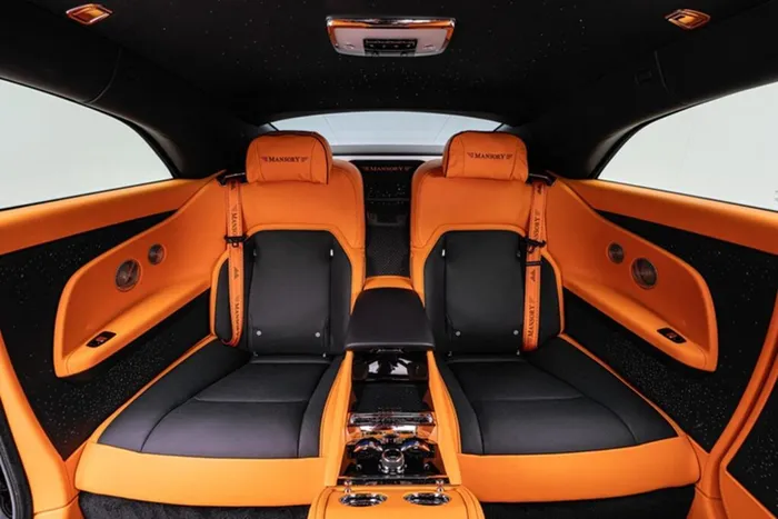 Về nội thất, mẫu xe độ này được bọc da hai tông màu có độ tương phản cao với tông màu cam và đen cho chất liệu bọc da cao cấp. 