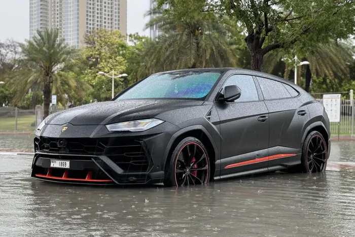  Trận mưa kỷ lục tại Dubai vừa qua cũng khiến hàng nghìn chiếc xe, trong đó có nhiều mẫu xe sang và siêu xe "mất dạng" dưới mực nước lụt, gây thiệt hại hàng chục triệu USD. 