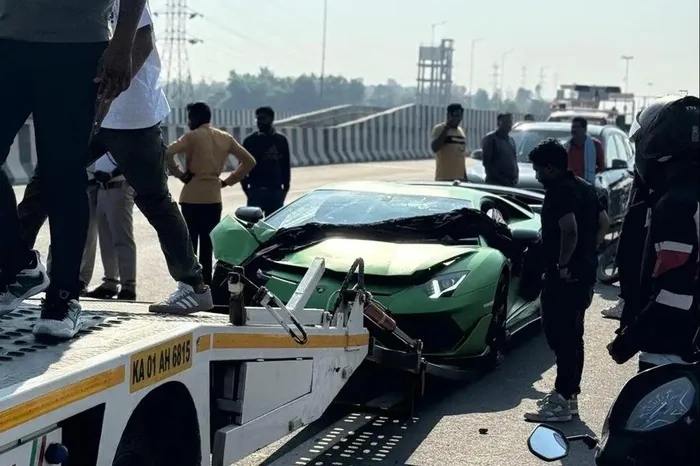  Thêm một chiếc Lamborghini Aventador SVJ vừa gặp tai nạn giao thông, lần này là tại Ấn Độ. Theo ghi nhận, siêu xe này đã va chạm mạnh vào phần đuôi của một chiếc MPV trên cao tốc tại ngoại ô thủ phủ Bangalore của bang Karnataka. 