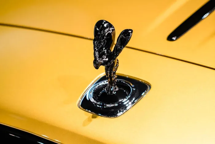  Lưới tản nhiệt, viền ngoại thất, biểu tượng Spirit of Ecstasy... trên các mẫu xe Rolls-Royce Black Badge được hoàn thiện với lớp mạ tối màu. 