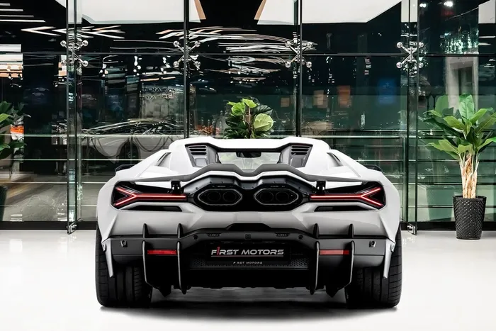  Lamborghini Revuelto có đến 13 chế độ lái. Với chế độ thuần điện, bộ pin điện lithium-ion 3.8 kWh cho phép quãng đường di chuyển tối đa chỉ 10 km. 