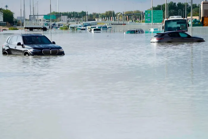  Tại một số khu vực ngập nặng, mực nước thậm chí còn tiến sát đến nóc xe. Chiếc BMW X5 và Alfa Romeo Stelvio gần như bị nhấn chìm trước thiên tai hy hữu này. 