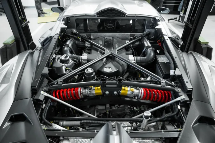  Trái tim của Lamborghini Veneno là động cơ V12 hút khí tự nhiên 6.5L từ mẫu Aventador, tuy nhiên công suất được tăng từ 700 lên 750 mã lực và mô-men xoắn 690 Nm. 