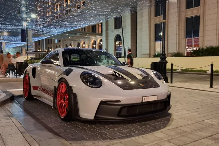 Đơn cử như chiếc Porsche 911 GT3 RS Weissach Package được bắt gặp tại Dubai với biển số "X 1" được đăng ký tại tiểu vương quốc Fujairah. 