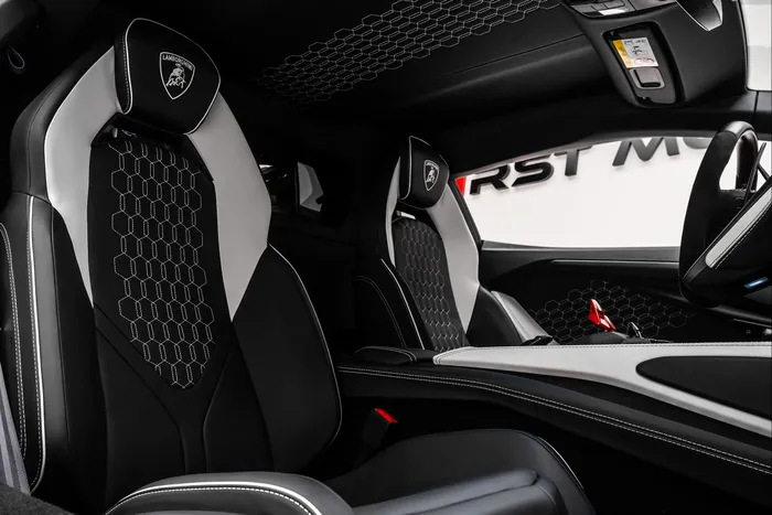  Nội thất của xe sở hữu chất liệu da cao cấp màu đen Nero Ade, kết hợp các chi tiết màu trắng trên lưng ghế, bảng điều khiển trung tâm... màu trắng Bianco Leda. 