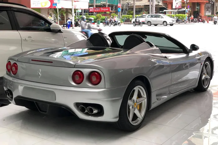  Cạnh bên chiếc Lamborghini Gallardo là mẫu xe thể thao Ferrari 360 Spider. Ra mắt lần đầu tại triển lãm Geneva Motor Show 2000, mẫu xe này được trang bị động cơ V8 3.6L mạnh 400 mã lực. 