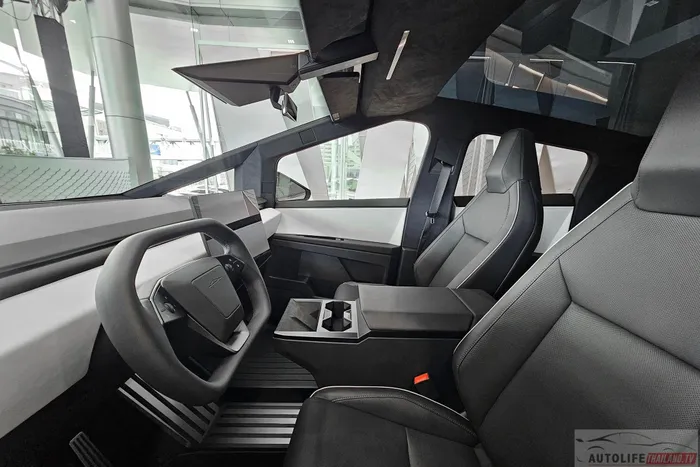  Nội thất của Tesla Cybertruck cũng mang những đường nét thẳng mạnh mẽ. Xe không sử dụng bảng đồng hồ taplo truyền thống cũng như các phím bấm cơ học. Tất cả những tính năng chính có thể thao tác qua màn hình cảm ứng 18.5 inch. 
