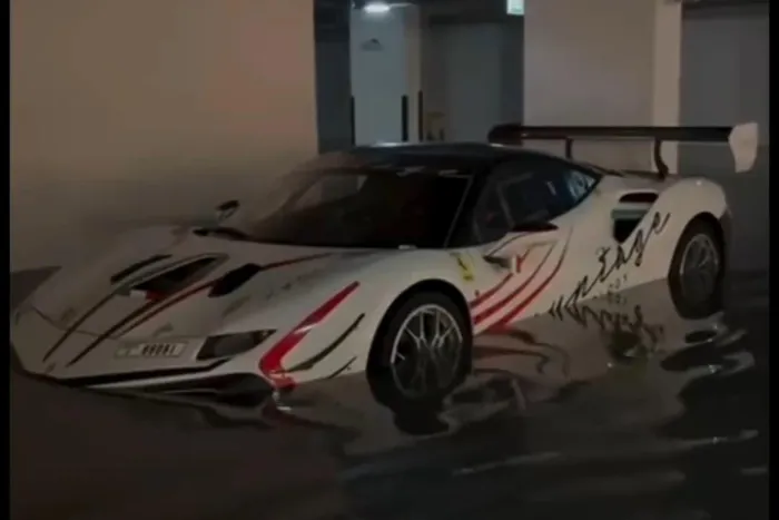  Trận lụt này còn ảnh hưởng đến những chiếc siêu xe được cất giữ trong tầng hầm. Mẫu xe đua Ferrari 488 Challenge Evo chịu chung số phận với những siêu xe trên mặt đất. 