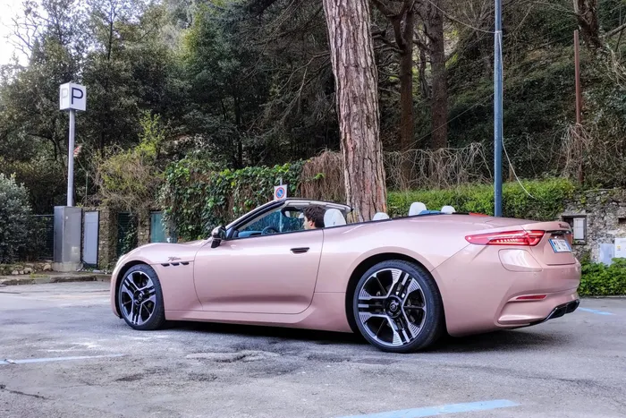  Mới đây, một chiếc Maserati GranCabrio Folgore đã được bắt gặp tại Santa Margherita Ligure (Italy). Đặc biệt, chiếc xe không hề mang một lớp ngụy trang nào như các phiên bản thử nghiệm khác, giúp mang đến một góc nhìn hoàn chỉnh về mẫu xe điện này. 
