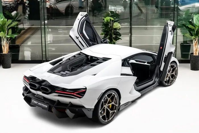  Mới đây, chiếc Lamborghini Revuelto duy nhất tại UAE vừa được một đại lý siêu xe rao bán với mức giá 3.699.999 AED, tương đương 1.007.552 USD. 