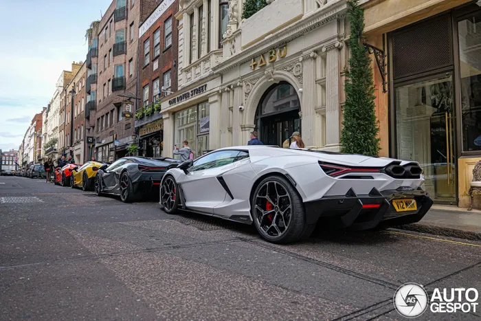  Mới đây, 4 chiếc Lamborghini Revuelto đã bất ngờ xuất hiện cùng nhau trên các con phố cổ kính tại London, nơi vốn là "thánh địa" của những mẫu siêu xe trên khắp thế giới. 