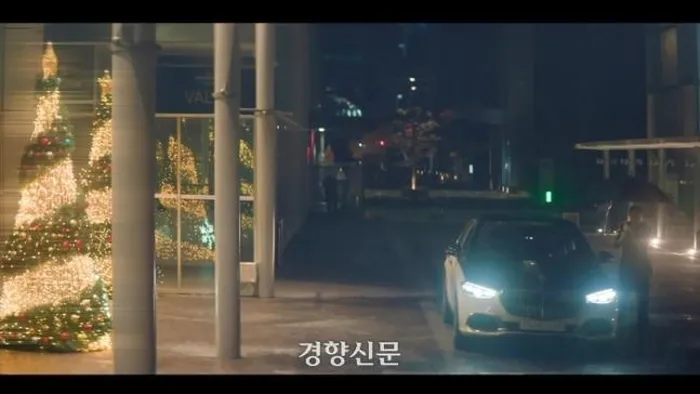  Trong đa số cảnh quay trên đường phố Hàn Quốc, nữ chính do Kim Ji Won thủ vai đã phô diễn độ giàu có của bản thân và gia đình khi sở hữu chiếc Mercedes-Maybach S 680 4MATIC phối màu đen-trắng. 