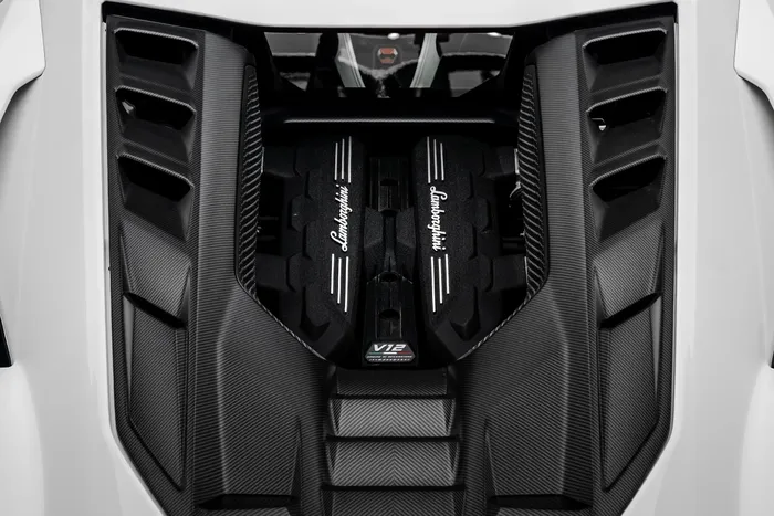  Sức mạnh của Lamborghini Revuelto đến từ khối động cơ hút khí tự nhiên V12 dung tích 6.5L mã L545 hoàn toàn mới, công suất 825 mã lực và mô-men xoắn 725 Nm. 