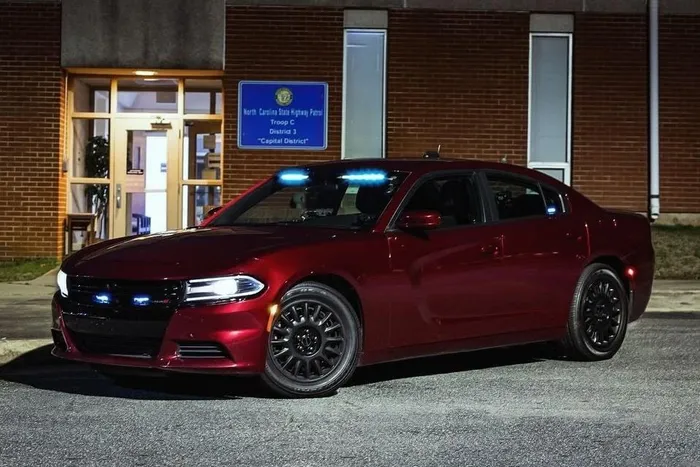  Ngoài ra, lực lượng cảnh sát tuần tra của bang North Carolina còn sử dụng nhiều mẫu xe khác như chiếc Dodge Charger phiên bản tiêu chuẩn và phiên bản cảnh sát chìm. 