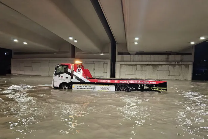  Việc cứu hộ diễn ra khá khó khăn trong tình trạng nước ngập khắp nơi. Chiếc xe thớt vận chuyển này thậm chí không thể sử dụng trong môi trường ngập nước. 