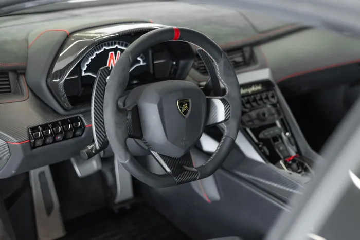  Nội thất của Lamborghini Veneno được thừa hưởng trọn vẹn từ nền tảng Aventador LP 700-4. Vô lăng được lược bỏ các phím bấm giúp người lái tập trung vận hành xe. 