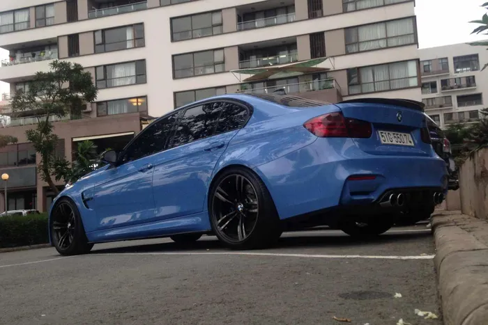  Anh tiếp tục kết nạp mẫu sedan hiệu năng cao BMW M3 F80. Chiếc xe có màu sơn gốc xanh Yas Marina Blue và được đổi sang lớp decal xám mờ. Ảnh: Đạt Nguyễn 
