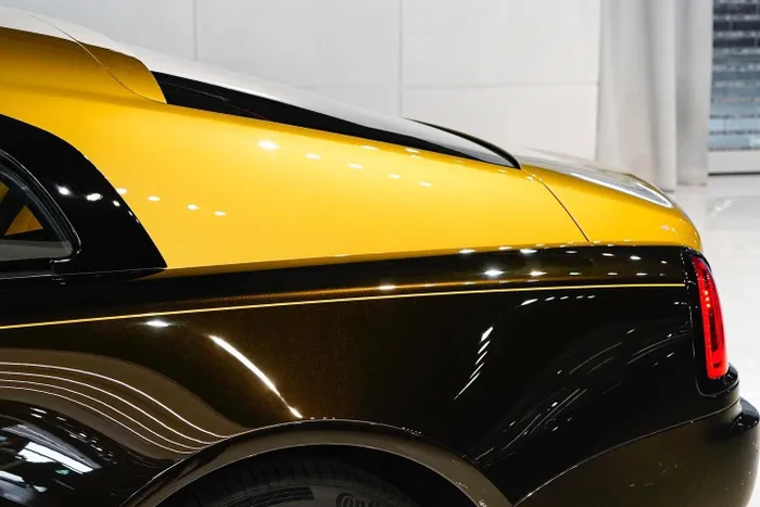  Chiếc xe sở hữu tùy chọn đường Coachline màu vàng chạy xuyên qua logo Sportive, được vẽ thủ công bởi một nghệ nhân lành nghề của Rolls-Royce. 