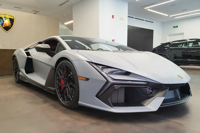  Là mẫu siêu xe thay thế cho Aventador, Lamborghini Revuelto có thể được xem là mẫu siêu xe sản xuất số lượng lớn được trang bị công nghệ hybrid đầu tiên của thương hiệu, sau các mẫu xe sản xuất giới hạn ra mắt trước đó là Sian hay Countach LPI 800-4. 