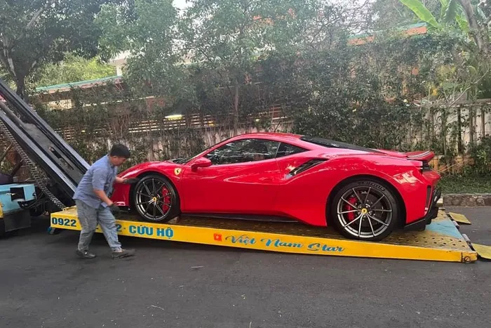  Mới đây, mạng xã hội đã một lần nữa dậy sóng khi hình ảnh của chiếc Ferrari 488 Pista độc nhất Việt Nam đã xuất hiện trong khu vực nhà riêng của ông Vũ. Ảnh: Nguyễn Đức. 