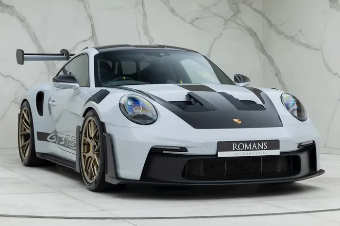  Tuy có mức giá khởi điểm từ 241.300 USD, Porsche 911 GT3 RS thế hệ mới được nhiều đại lý rao bán với giá trung bình khoảng 500.000 USD. 